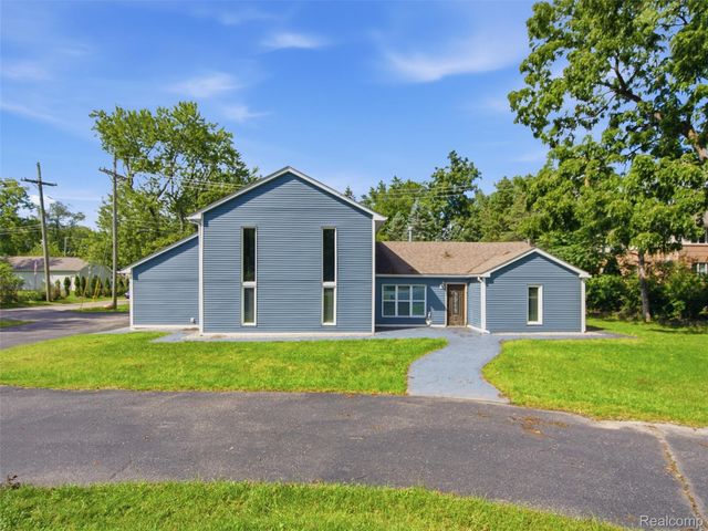 3700 Green Lake Road, West Bloomfield Charter Township, MI 48324