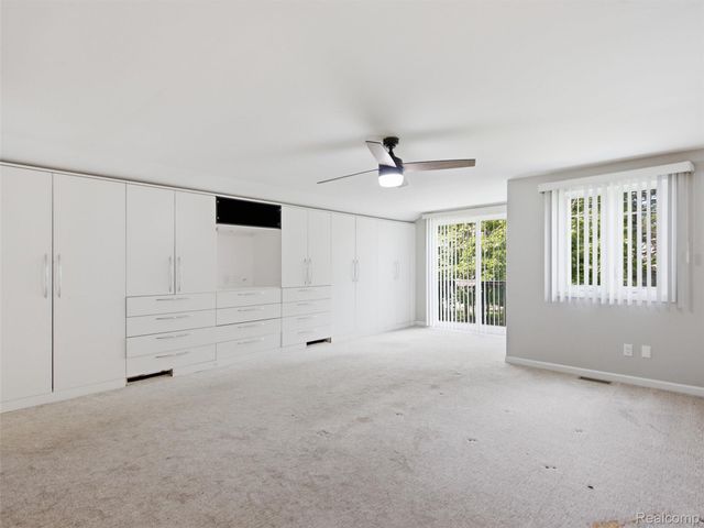 3700 Green Lake Road, West Bloomfield Charter Township, MI 48324