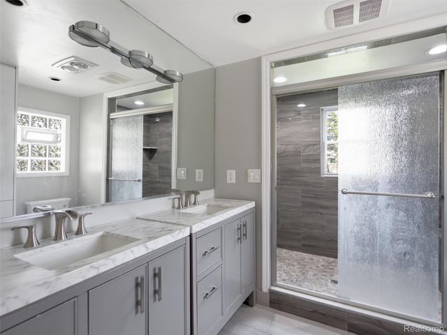 3700 Green Lake Road, West Bloomfield Charter Township, MI 48324