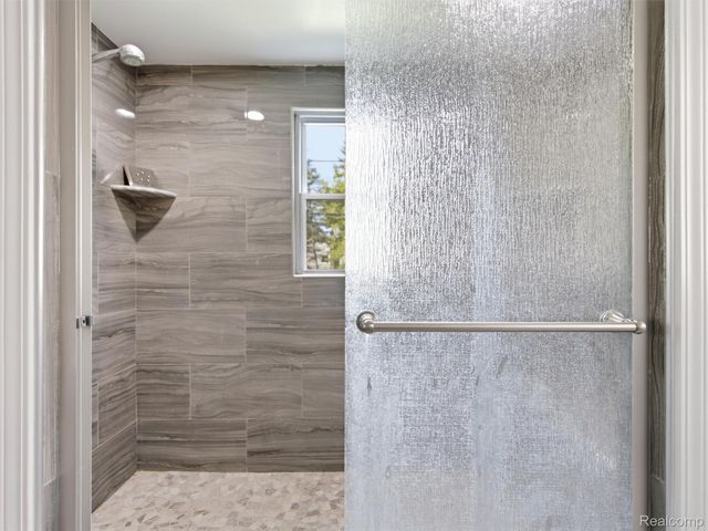 3700 Green Lake Road, West Bloomfield Charter Township, MI 48324