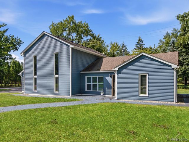 3700 Green Lake Road, West Bloomfield Charter Township, MI 48324
