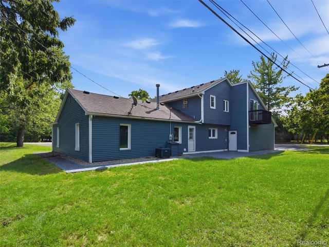 3700 Green Lake Road, West Bloomfield Charter Township, MI 48324