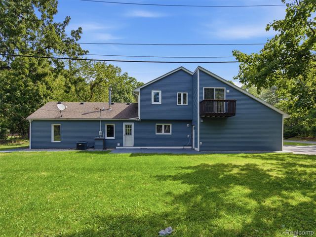 3700 Green Lake Road, West Bloomfield Charter Township, MI 48324