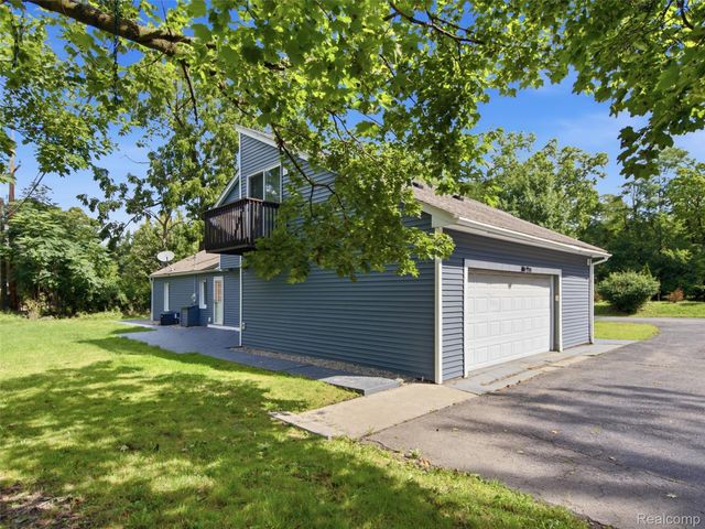 3700 Green Lake Road, West Bloomfield Charter Township, MI 48324