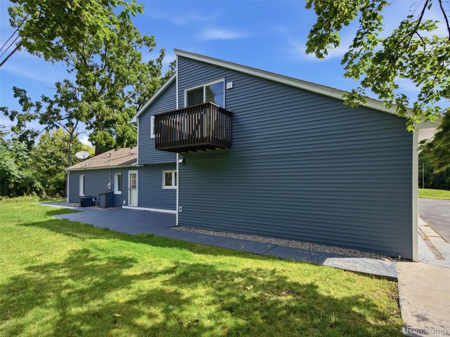 3700 Green Lake Road, West Bloomfield Charter Township, MI 48324