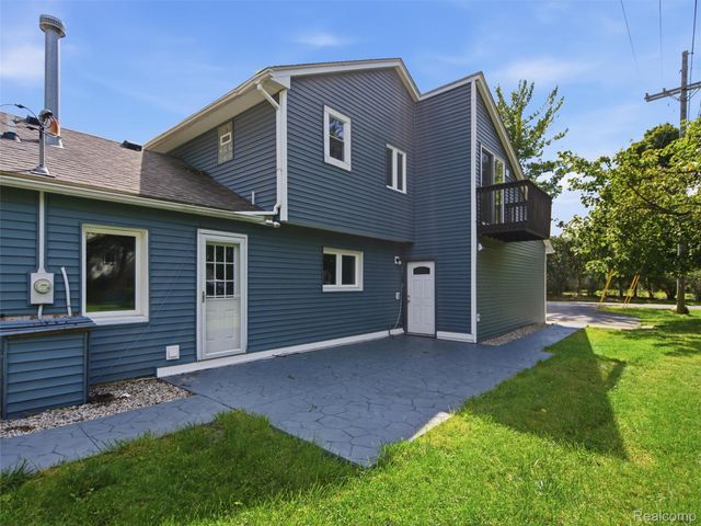 3700 Green Lake Road, West Bloomfield Charter Township, MI 48324