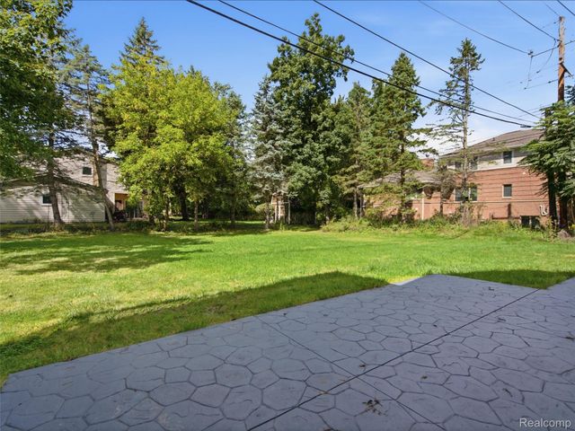 3700 Green Lake Road, West Bloomfield Charter Township, MI 48324