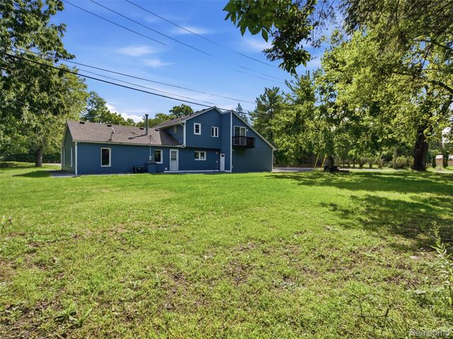 3700 Green Lake Road, West Bloomfield Charter Township, MI 48324