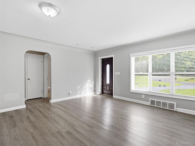 3700 Green Lake Road, West Bloomfield Charter Township, MI 48324
