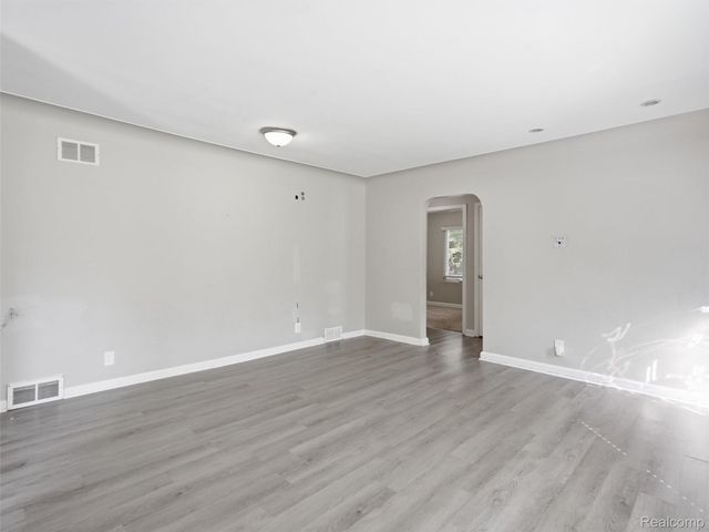 3700 Green Lake Road, West Bloomfield Charter Township, MI 48324