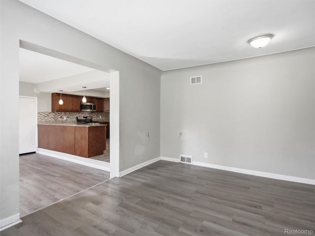 3700 Green Lake Road, West Bloomfield Charter Township, MI 48324