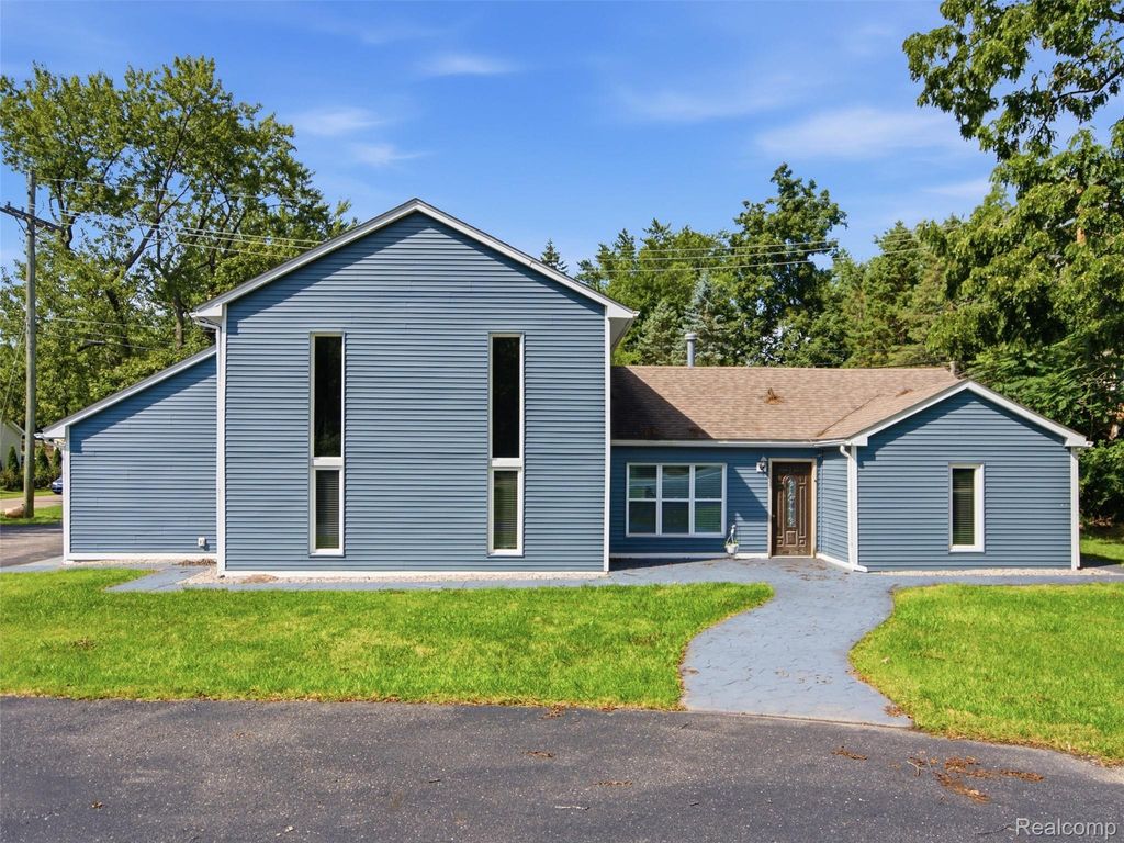 3700 Green Lake Road, West Bloomfield Charter Township, MI 48324