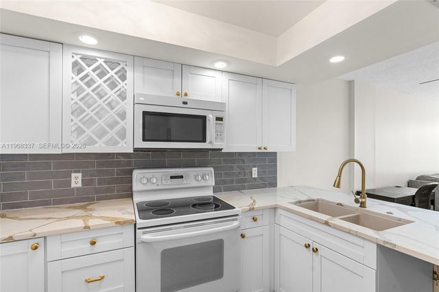 112 Royal Park Drive 3H, Oakland Park, FL 33309