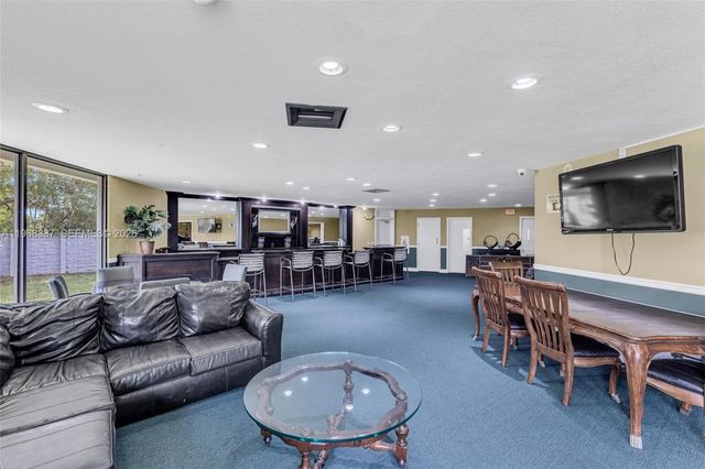 112 Royal Park Drive 3H, Oakland Park, FL 33309