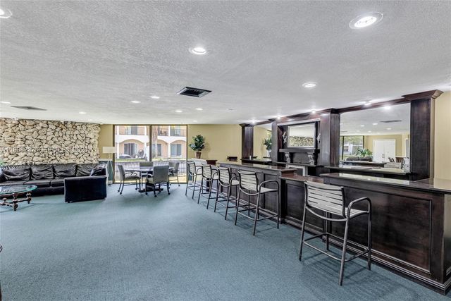 112 Royal Park Drive 3H, Oakland Park, FL 33309