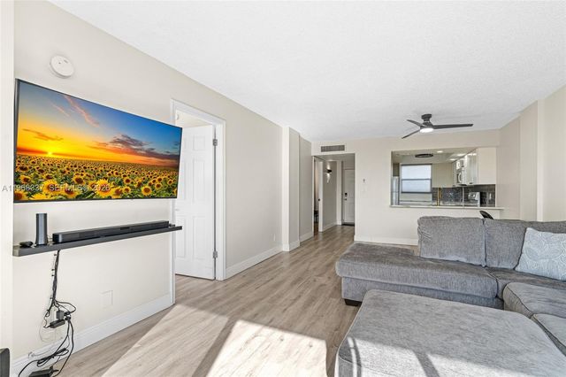 112 Royal Park Drive 3H, Oakland Park, FL 33309