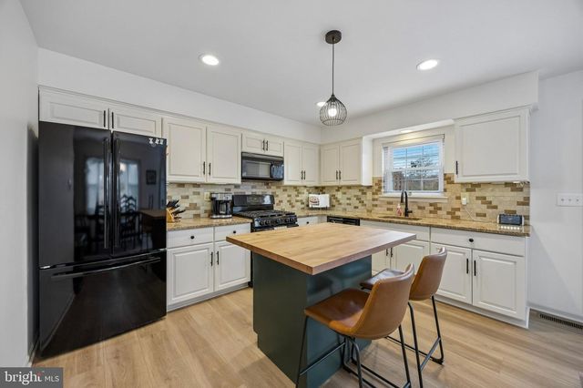 124 LONGFORD RD, West Chester, PA 19380