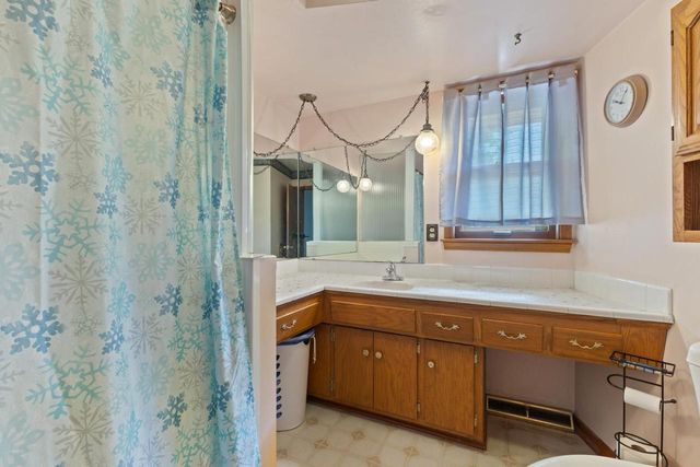 524 Forest Hill AVENUE, Oak Creek, WI 53154