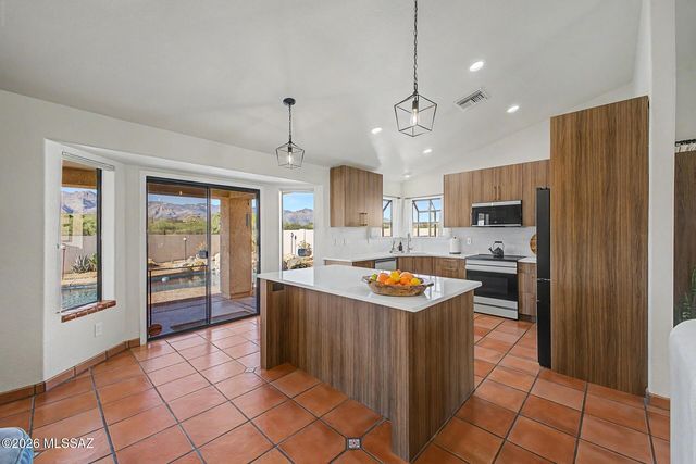 7369 E Riverbank Loop, Tucson, AZ 85715