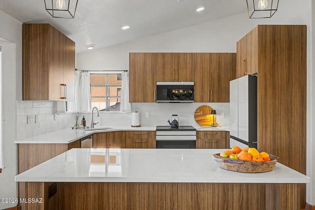 7369 E Riverbank Loop, Tucson, AZ 85715