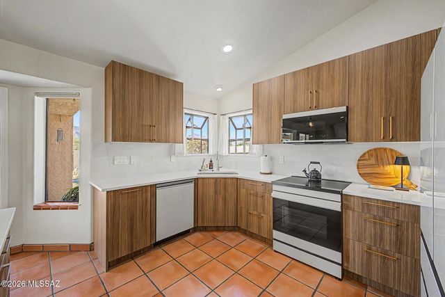 7369 E Riverbank Loop, Tucson, AZ 85715