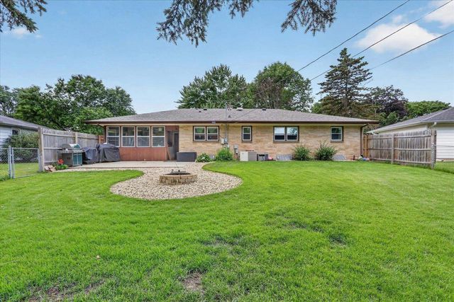 1030 SW Harmony Circle, Janesville, WI 53545