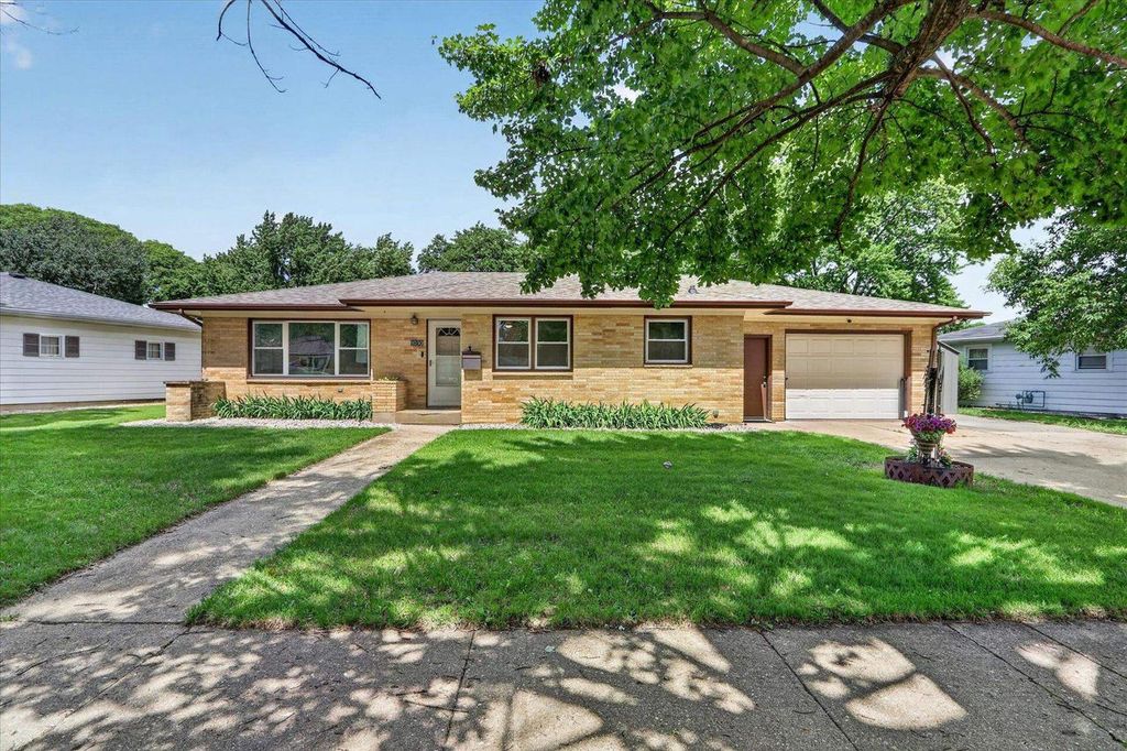 1030 SW Harmony Circle, Janesville, WI 53545