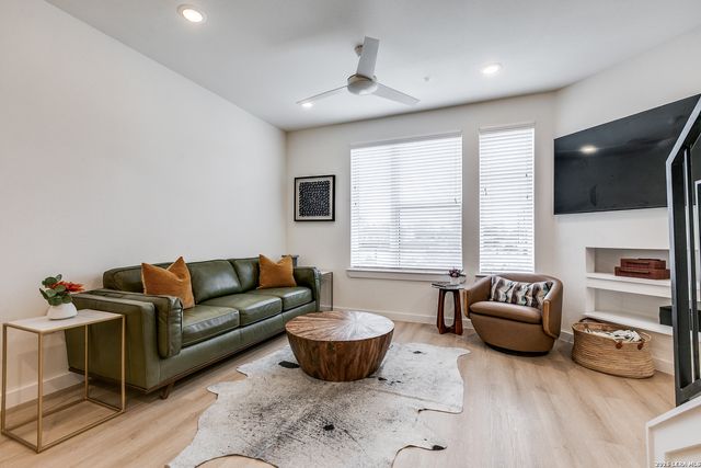 719 E Locust St Unit 4110, San Antonio, TX 78212