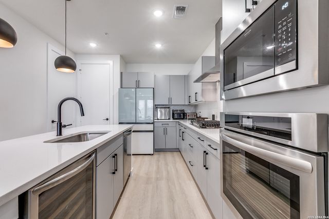 719 E Locust St Unit 4110, San Antonio, TX 78212