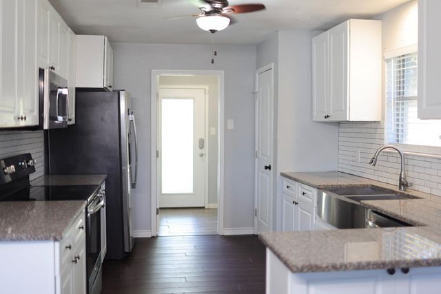 407 Tamarind Street, Lake Jackson, TX 77566