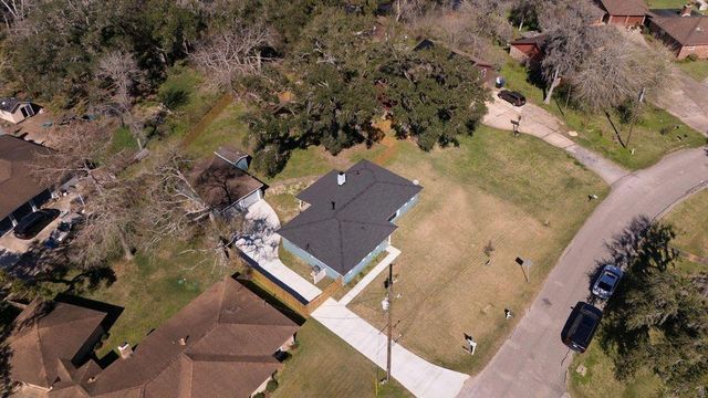 407 Tamarind Street, Lake Jackson, TX 77566