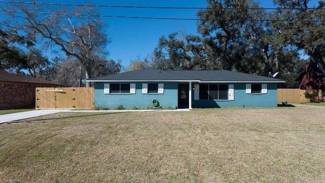 407 Tamarind Street, Lake Jackson, TX 77566