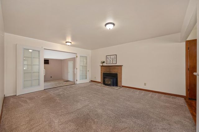 606 Wales Dr, Folsom, CA 95630