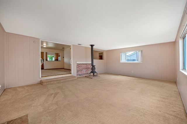 606 Wales Dr, Folsom, CA 95630