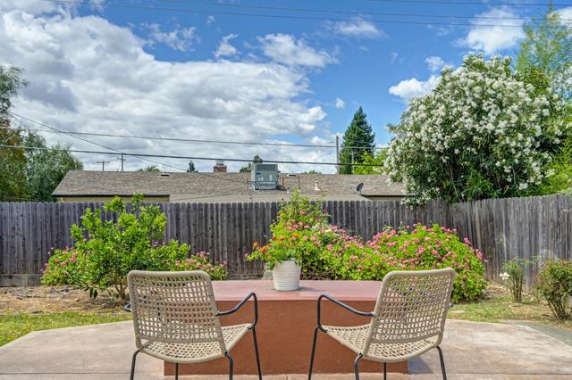 606 Wales Dr, Folsom, CA 95630