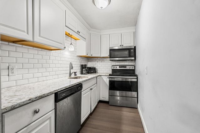 2 Silvestri Cir Unit 4, Derry, NH 03038
