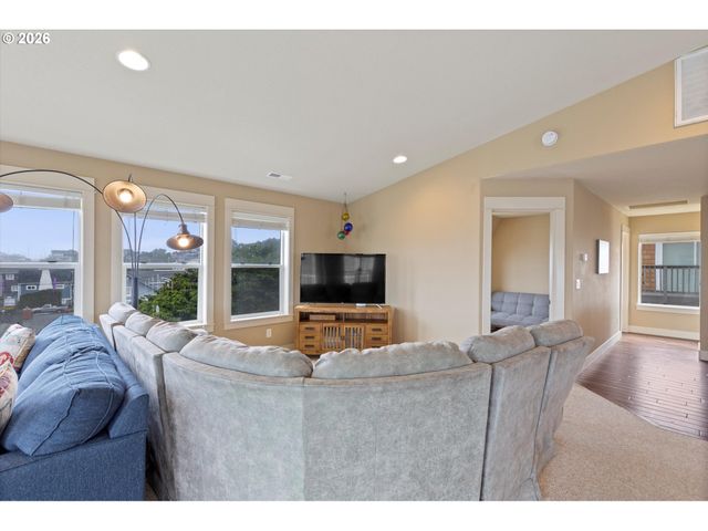 3208 Nw JETTY Ave, Lincoln City, OR 97367