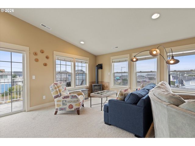 3208 Nw JETTY Ave, Lincoln City, OR 97367