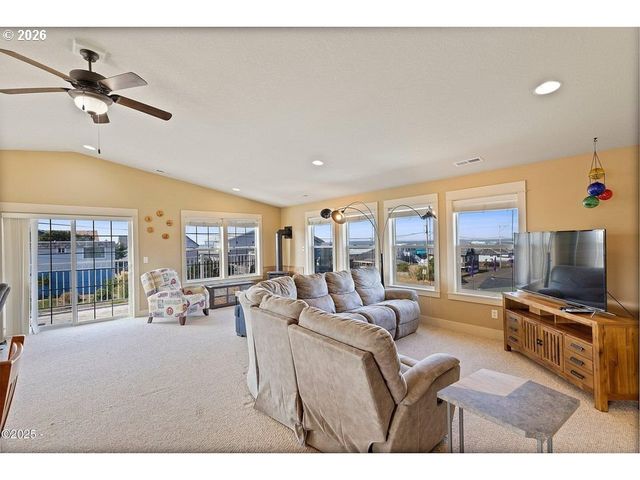 3208 Nw JETTY Ave, Lincoln City, OR 97367