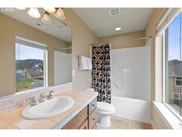 3208 Nw JETTY Ave, Lincoln City, OR 97367