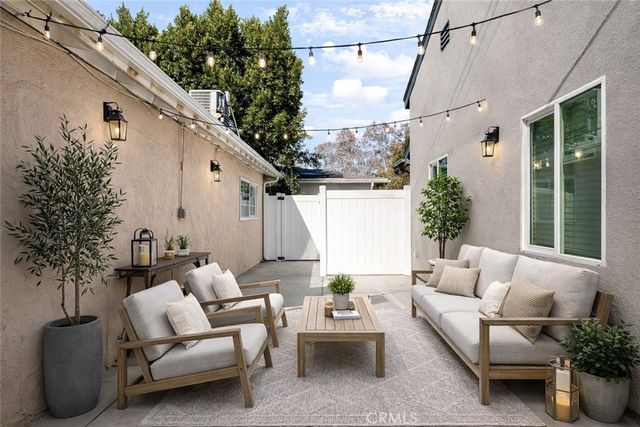 7044 White Oak, Van Nuys, CA 91406