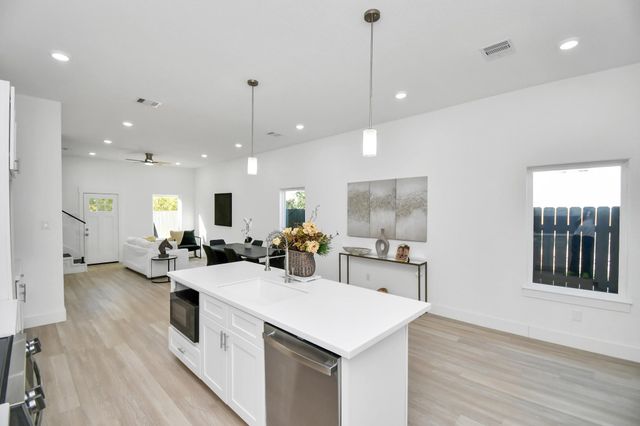 3330 Francis Street AB, Houston, TX 77004