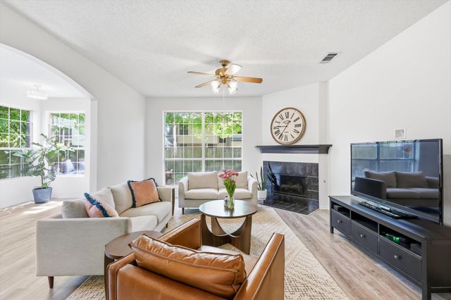 239 High Pointe Lane, Cedar Hill, TX 75104