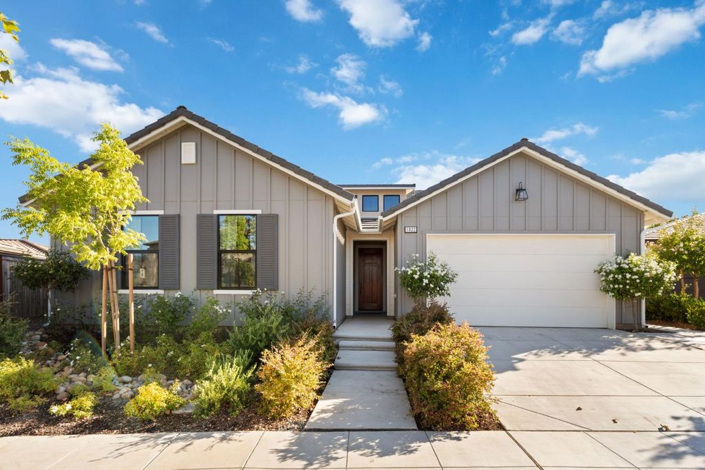 1022 Moonrise Way, Madera, CA 93636