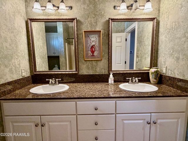 7 Steamboat Bnd Bend, New Iberia, LA 70563