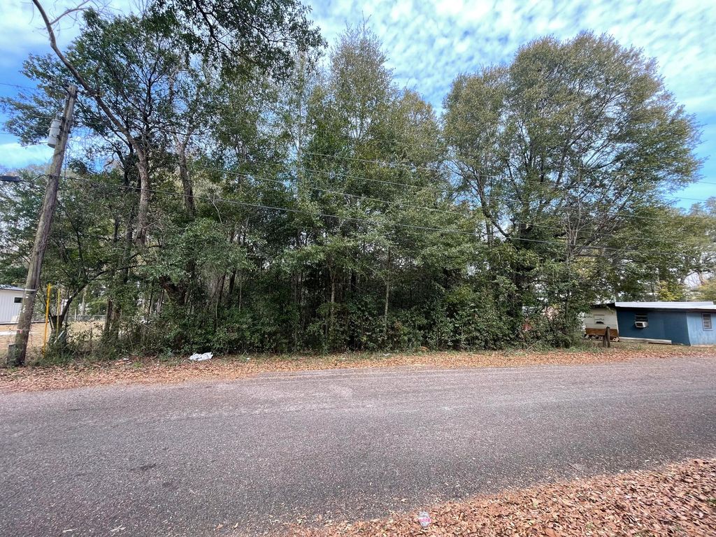 327 E Railroad Avenue, Crestview, FL 32539