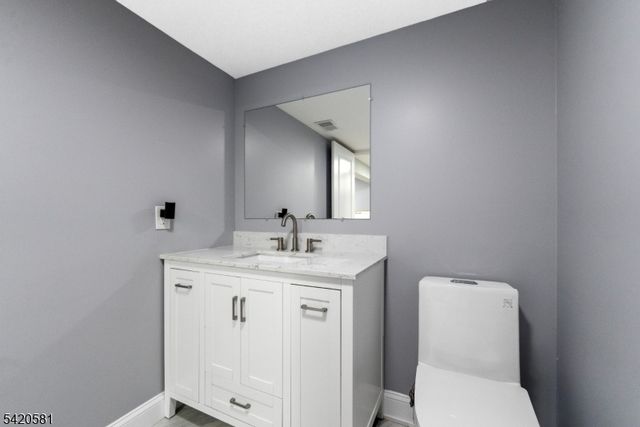 10 Hillside Ave, North Caldwell Boro, NJ 07006