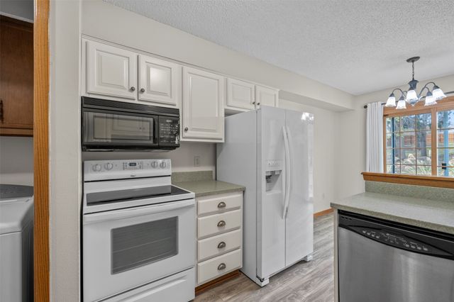 8024 Cobblestone Road, Urbandale, IA 50322