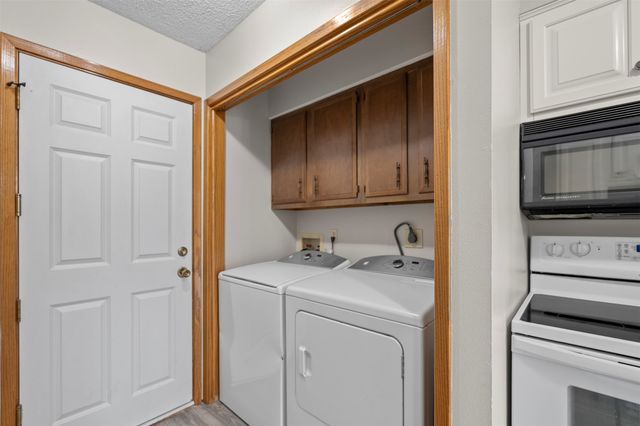 8024 Cobblestone Road, Urbandale, IA 50322