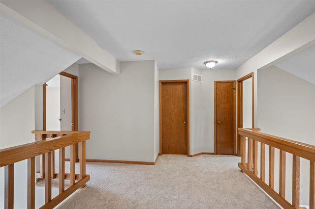 8024 Cobblestone Road, Urbandale, IA 50322